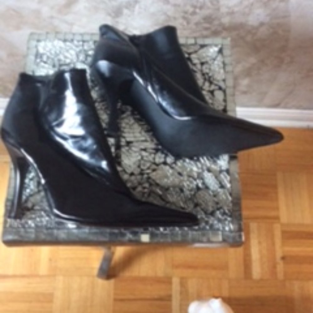 Mia Patent-look Booties